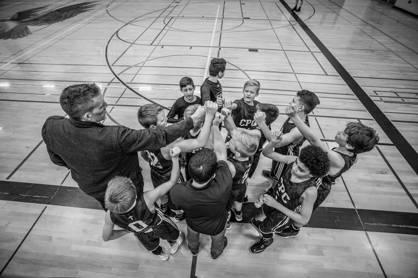 Le coach en cercle avec une équipe de basket