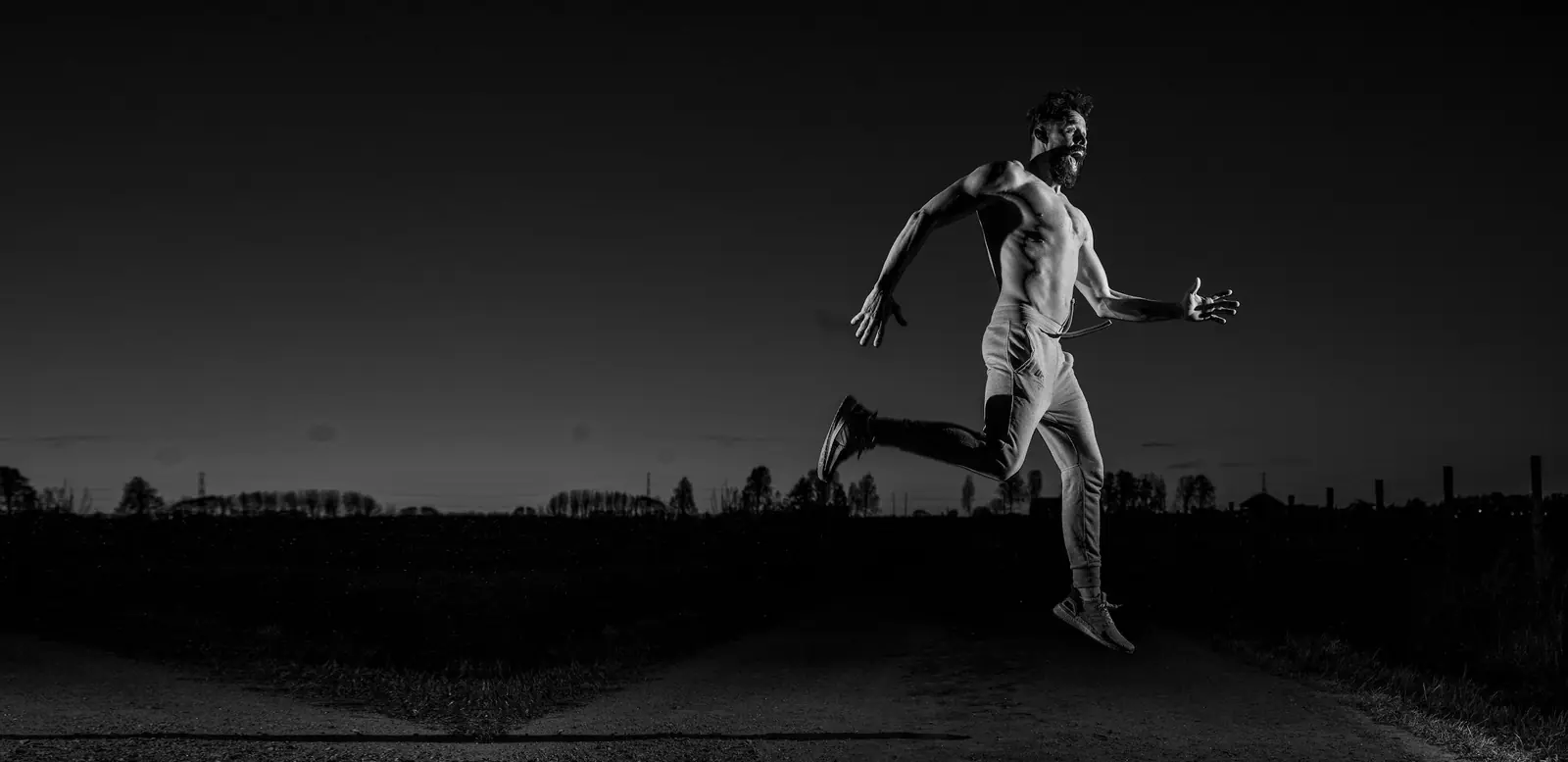 Athlète en pleine course, de nuit