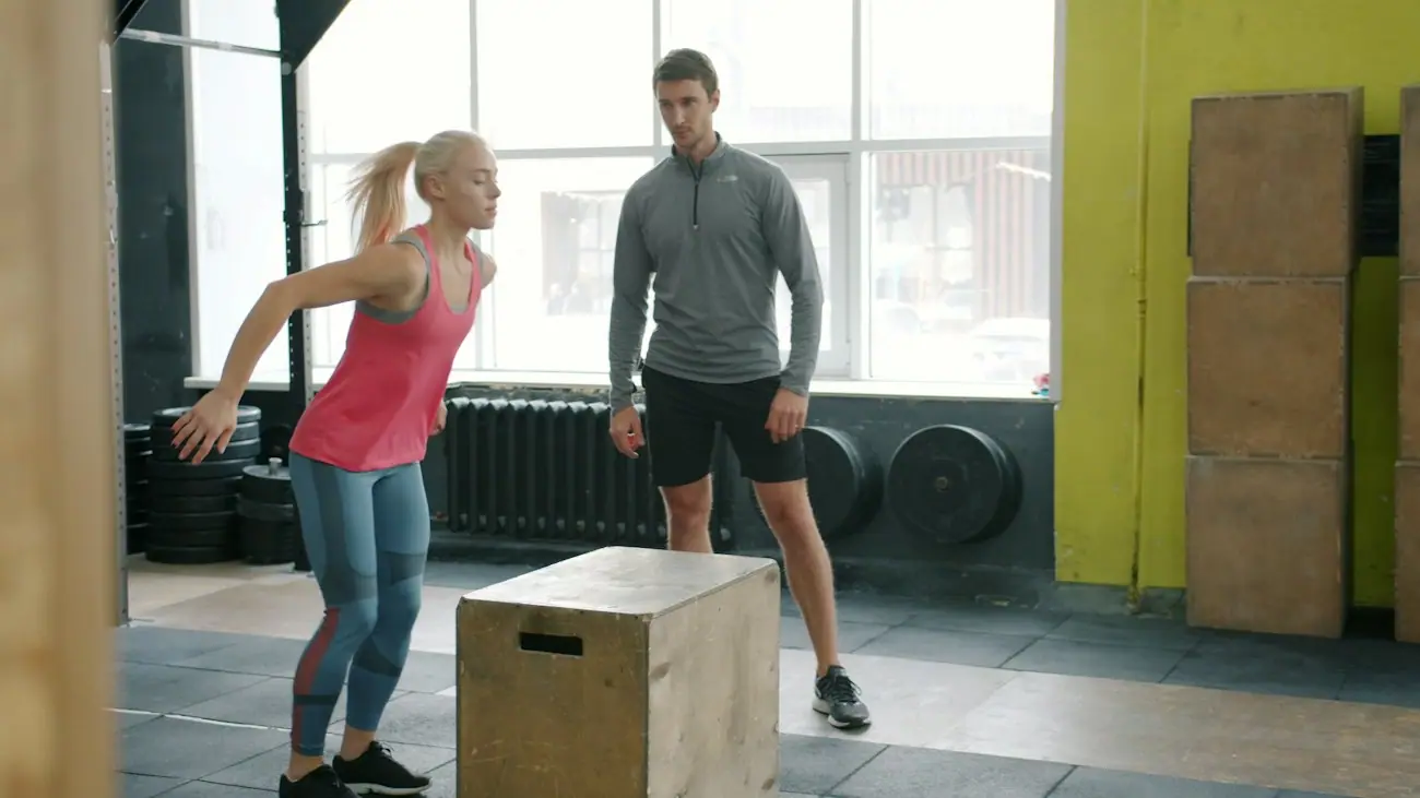 Test de saut sur box, sous l'œil du coach